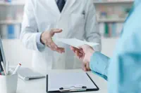 Les pharmacies d’officine ne peuvent plus délivrer du Plaquenil sur la base d’une prescription d’un médecin généraliste