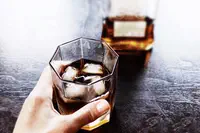 Une nouvelle étude révèle que les envies irrépressibles d’alcool pourraient être réduites grâce à la modification du microbiote intestinal