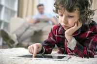 Surexposition aux écrans : 9 parents sur 10 considèrent leurs enfants en danger