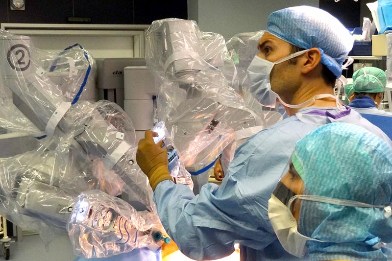 Urologie : CHU de Bordeaux , 1er centre international développant le traitement chirurgical conservateur du cancer du rein en ambulatoire.