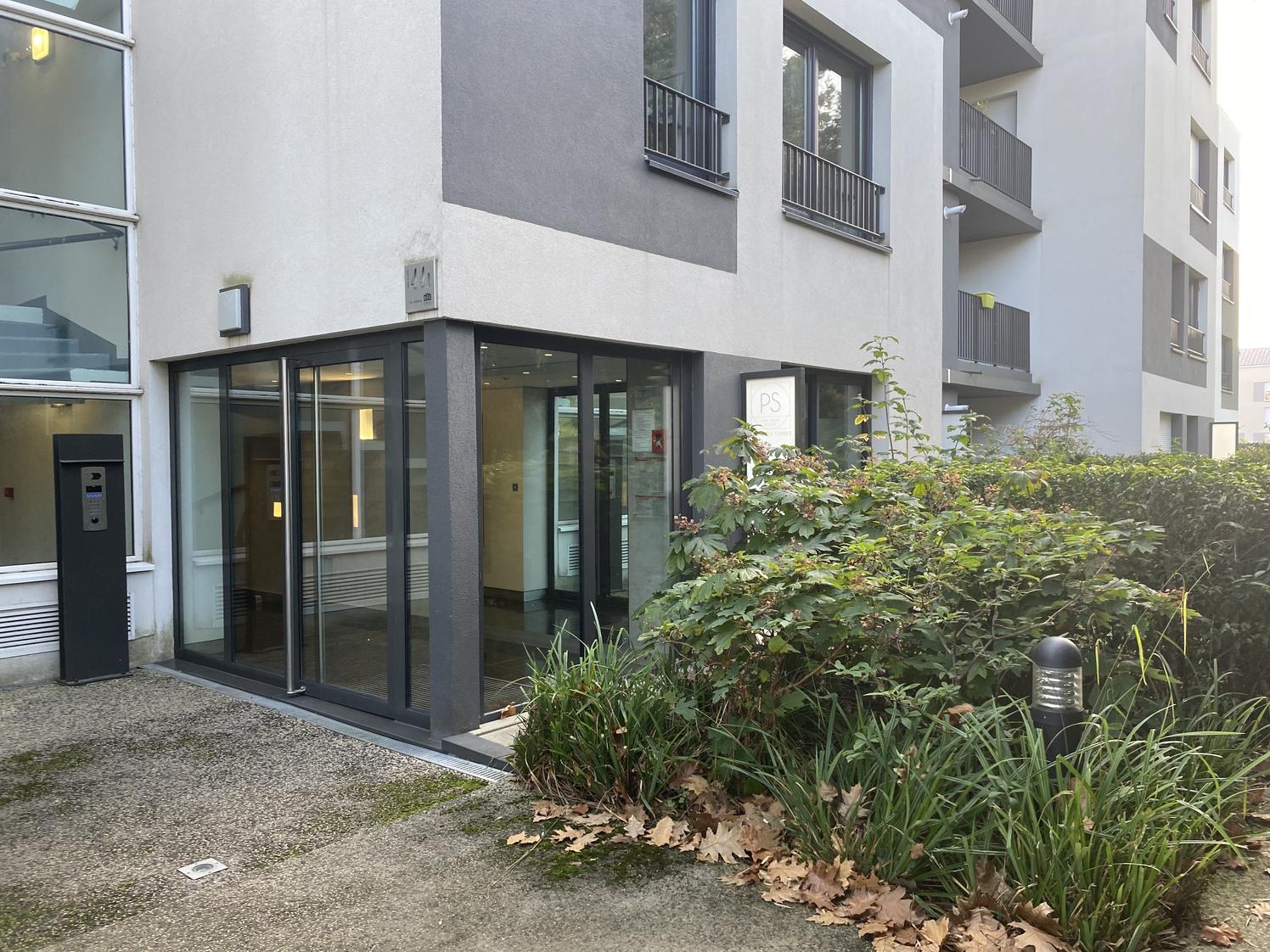 Salle avec petit jardin privatif en pôle santé, Francheville — photo 3