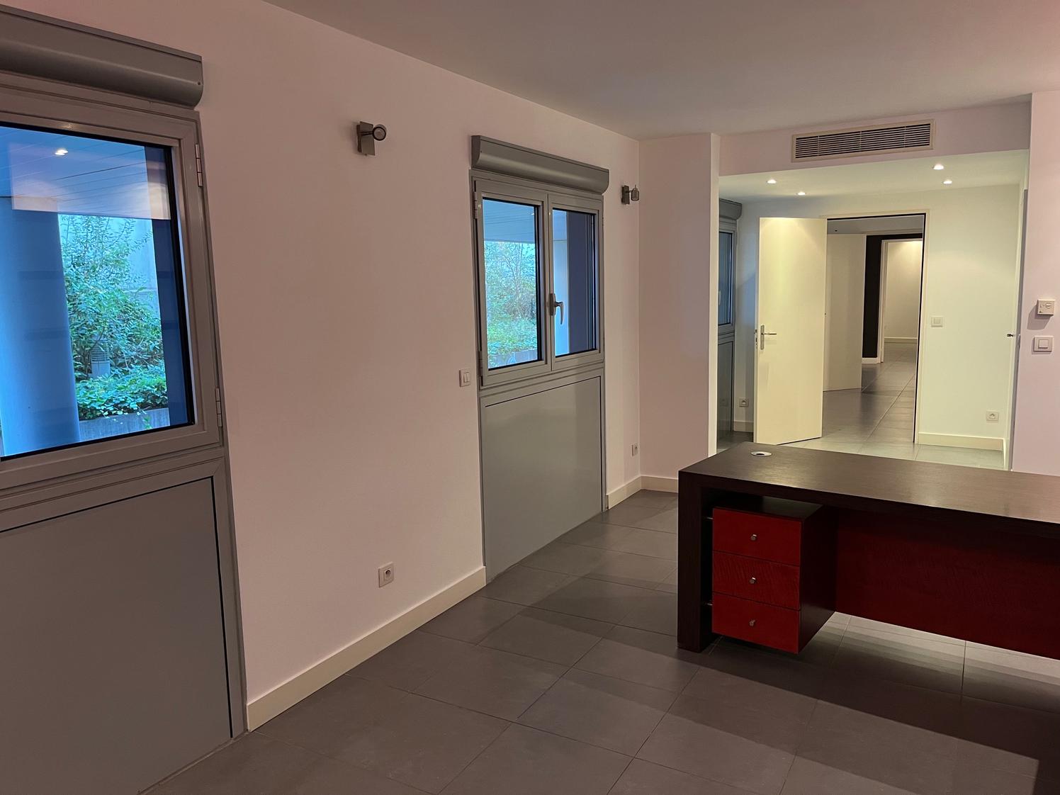 Local indépendant de 65 m² avec ascenseur, Marseille 8e — photo 2