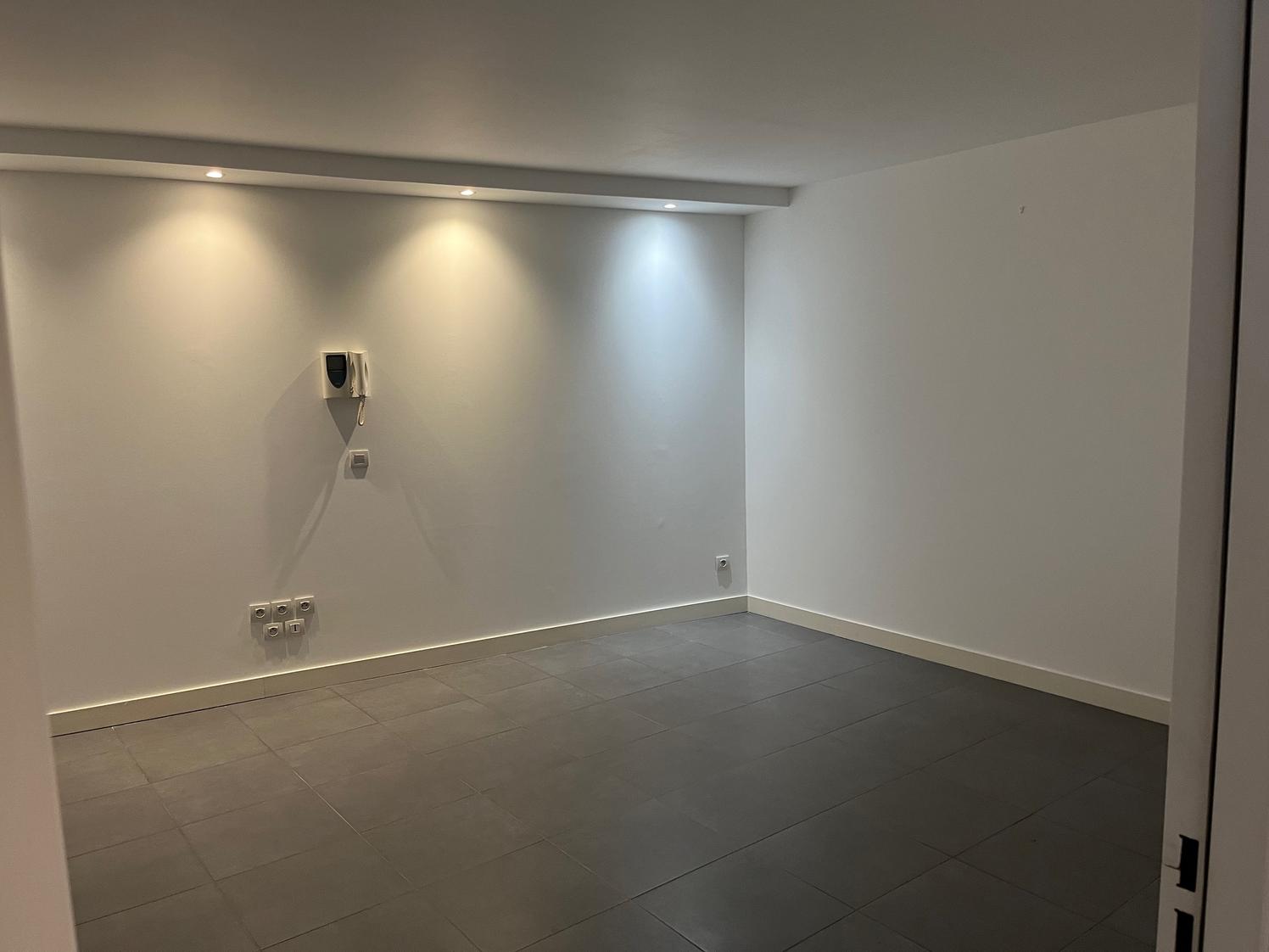 Local indépendant de 65 m² avec ascenseur, Marseille 8e — photo 3
