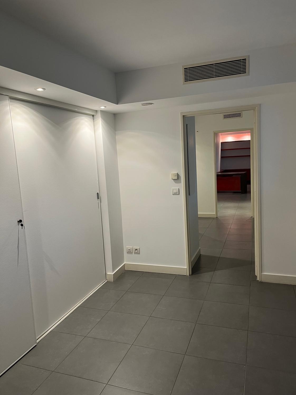 Local indépendant de 65 m² avec ascenseur, Marseille 8e — photo 4