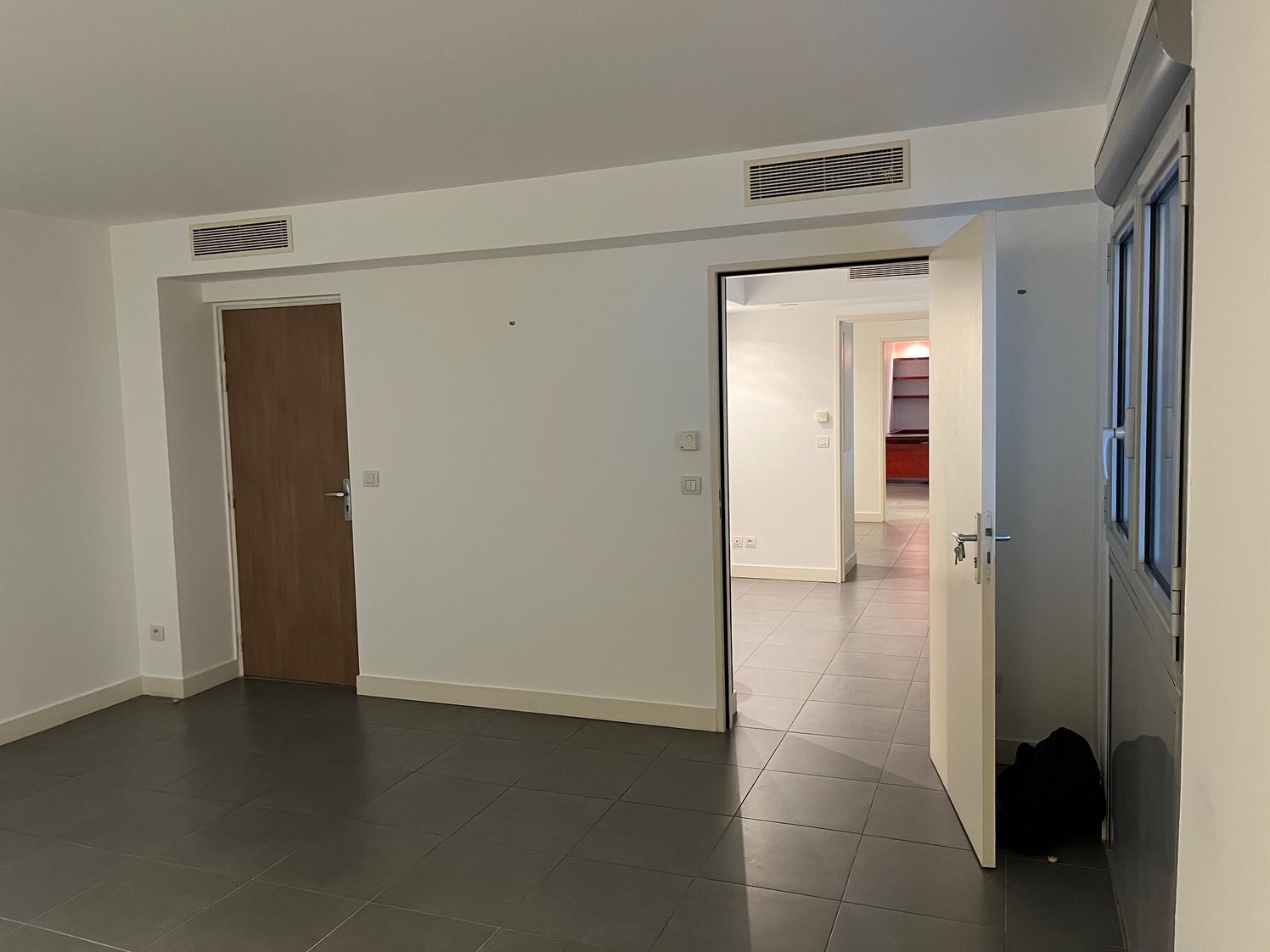 Local indépendant de 65 m² avec ascenseur, Marseille 8e — photo 5
