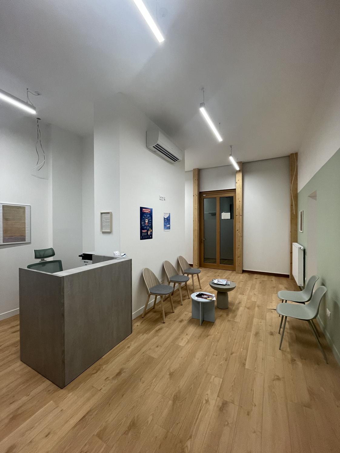 Deux bureaux équipés dans un cabinet de neurologie, Paris 18e — photo 2