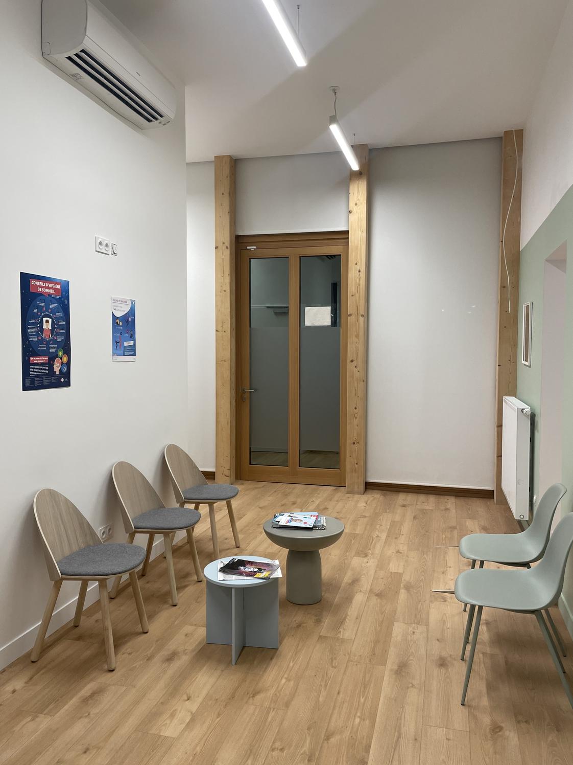 Deux bureaux équipés dans un cabinet de neurologie, Paris 18e — photo 3