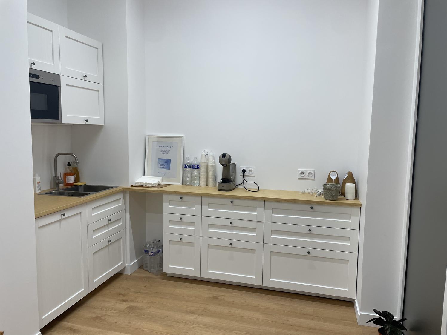 Deux bureaux équipés dans un cabinet de neurologie, Paris 18e — photo 5