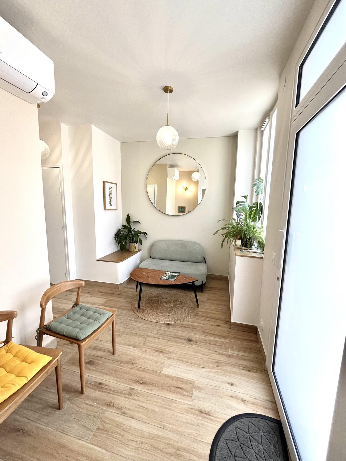 Salle de consultation de 16 m² avec table de massage, Les Lilas — photo 2