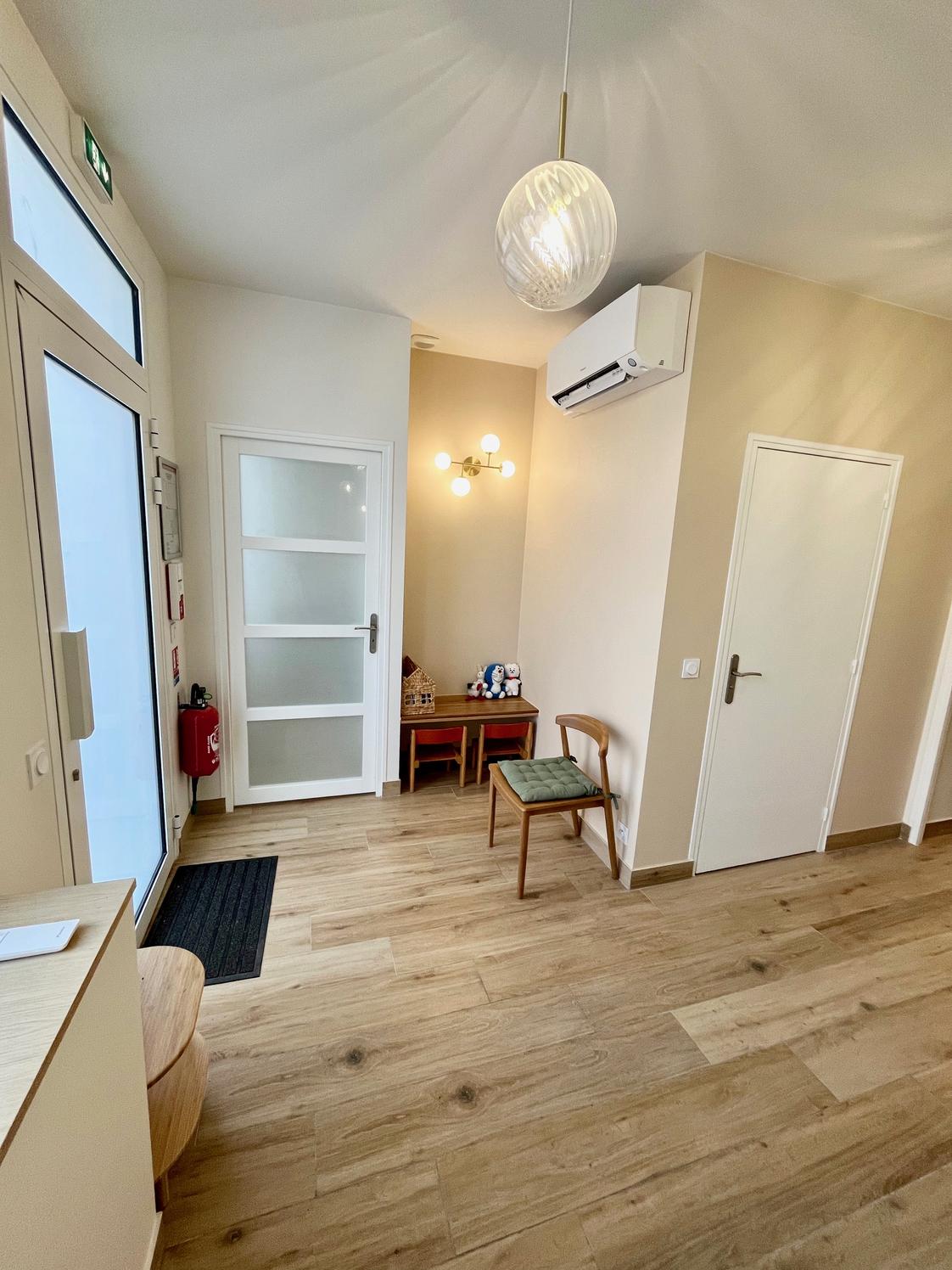 Salle de consultation de 16 m² avec table de massage, Les Lilas — photo 3