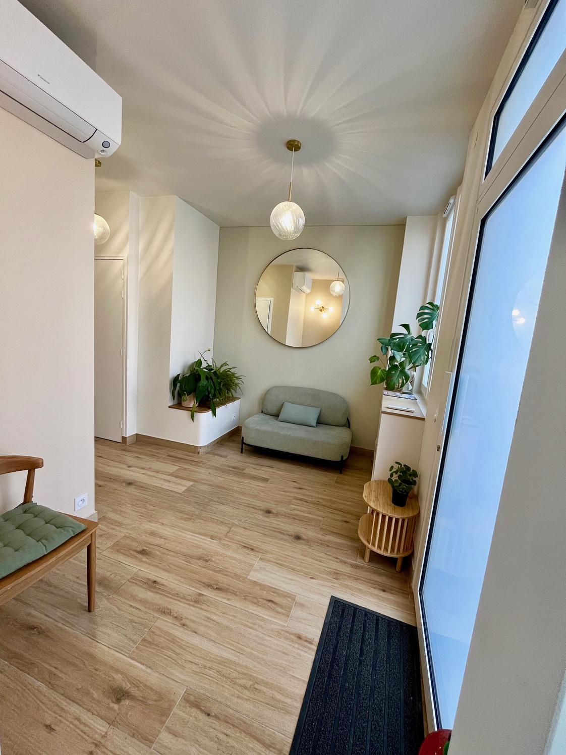 Salle de consultation de 16 m² avec table de massage, Les Lilas — photo 4
