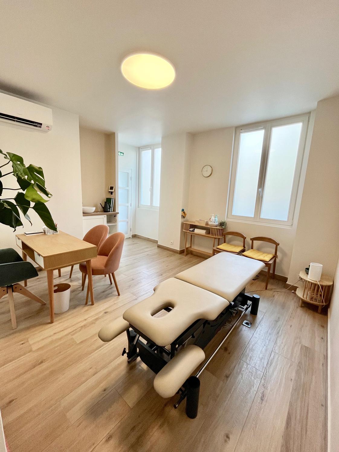 Salle de consultation de 16 m² avec table de massage, Les Lilas — photo 5