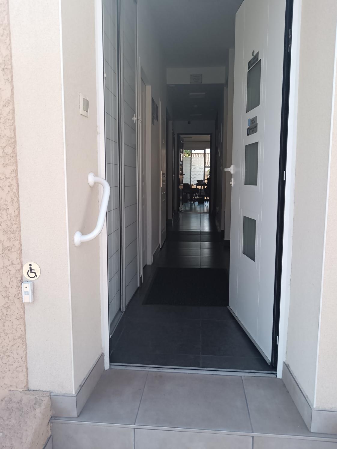 Deux bureaux climatisés dans une maison avec terrasse, Saint-Fons — photo 2
