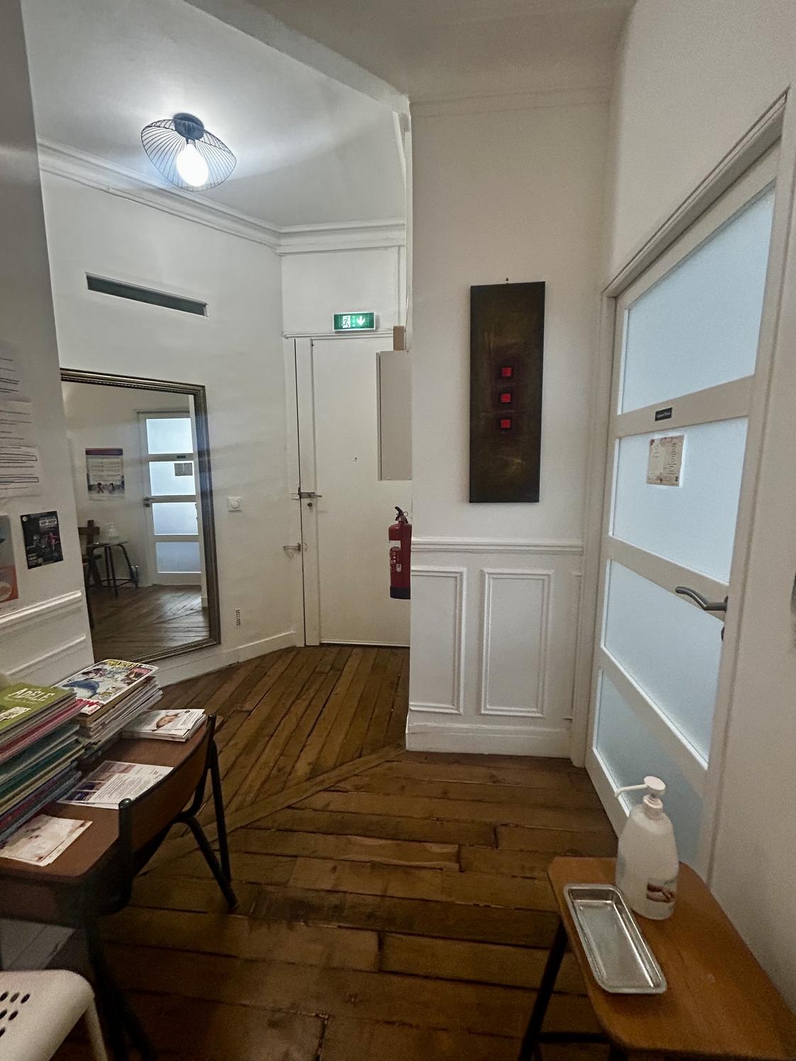 Espace de consultation sur cour rue Beaurepaire, Paris 10e — photo 2