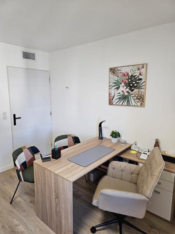 Bureau rénové de 16 m² dans un cabinet paramédical, Grasse — photo 2