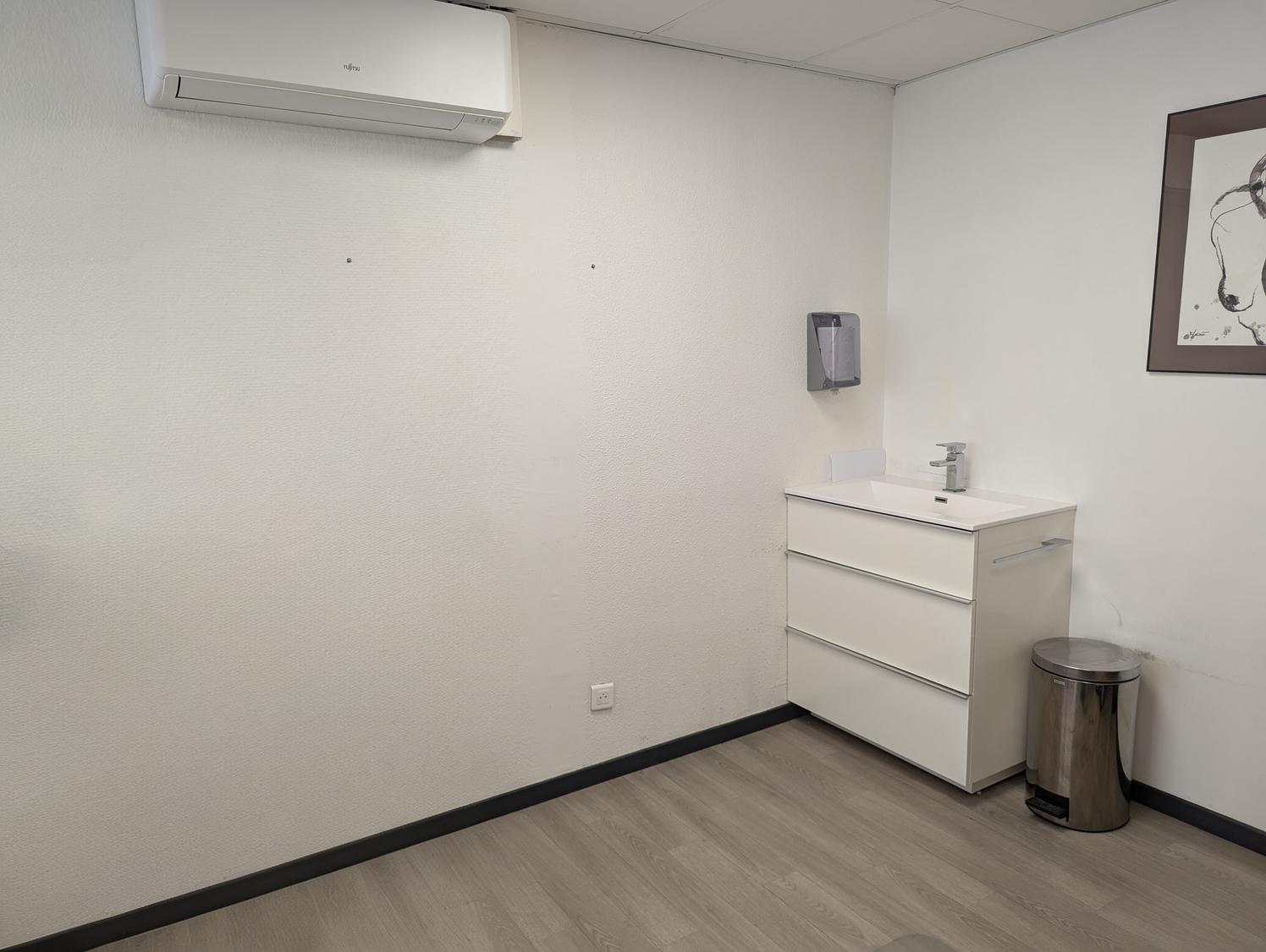 Salle de consultation en cabinet de kiné, Fontaines-sur-Saône — photo 2