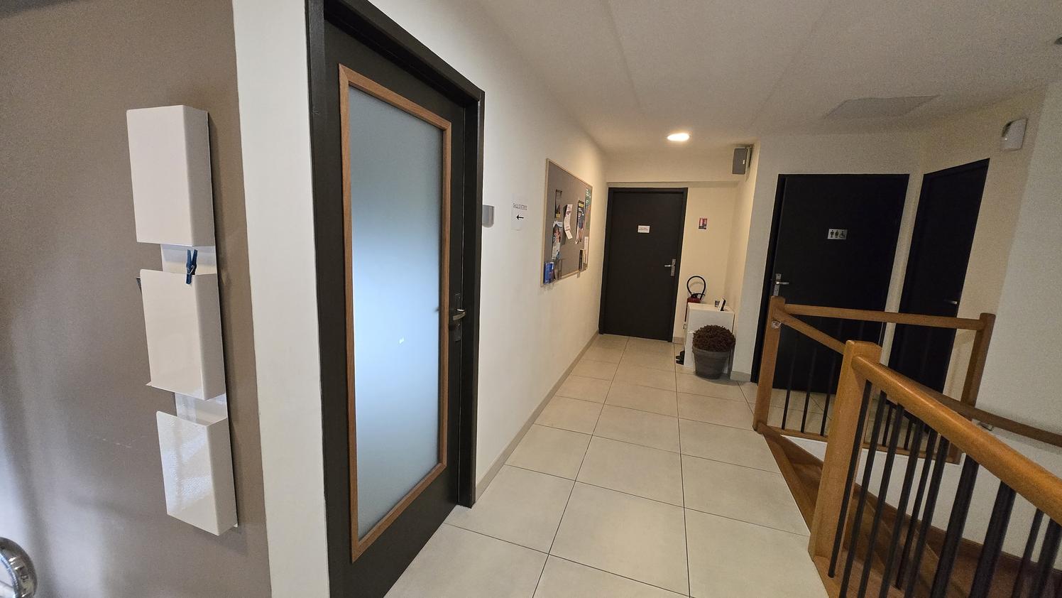 Bureau de 16,5 m² en centre de santé près du tram, Bordeaux — photo 2