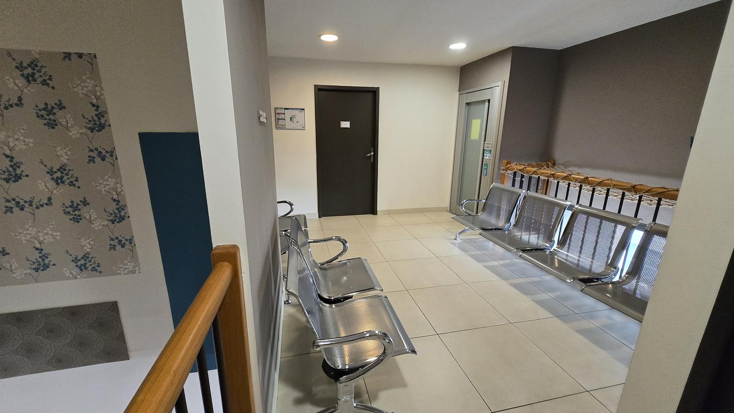 Bureau de 16,5 m² en centre de santé près du tram, Bordeaux — photo 3