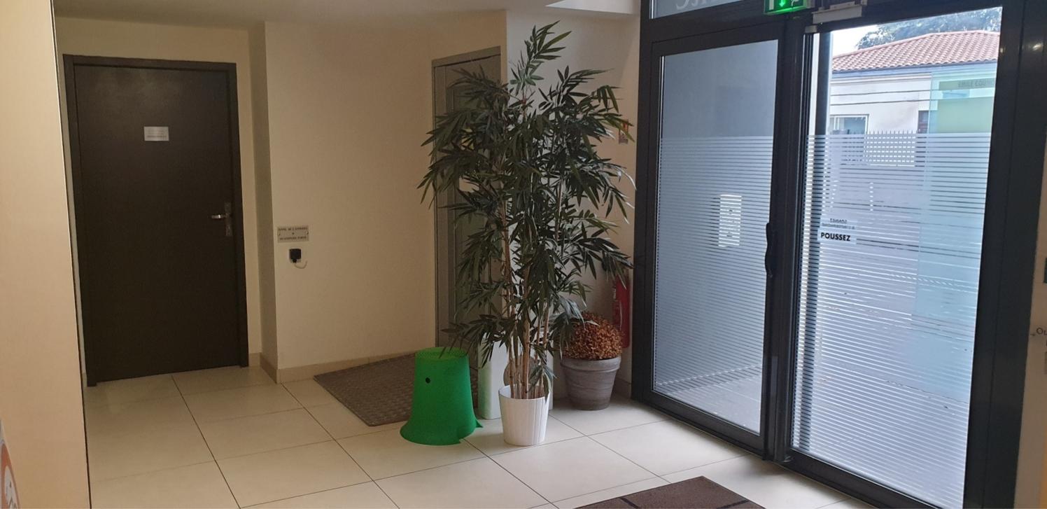 Bureau de 16,5 m² en centre de santé près du tram, Bordeaux — photo 5