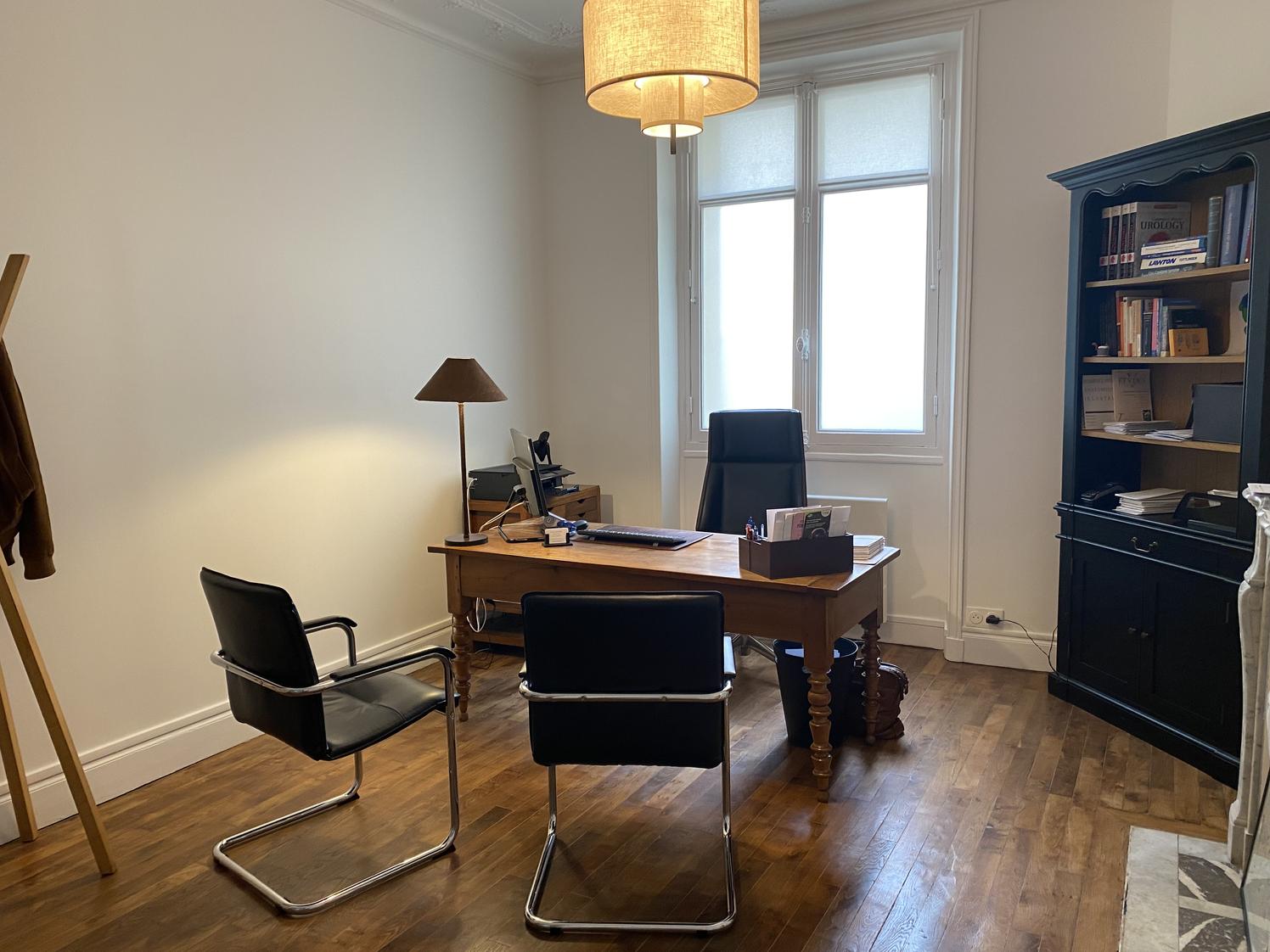 Bureau sur cour dans un immeuble haussmannien, Ternes, Paris 17e — photo 2