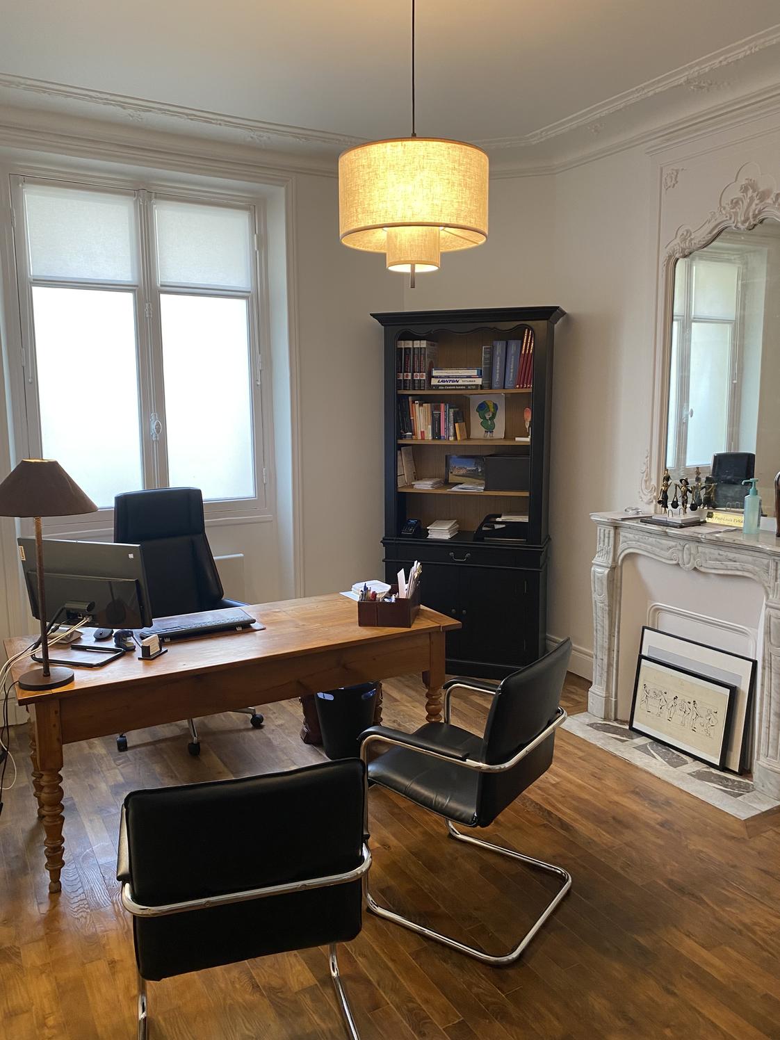 Bureau sur cour dans un immeuble haussmannien, Ternes, Paris 17e — photo 3