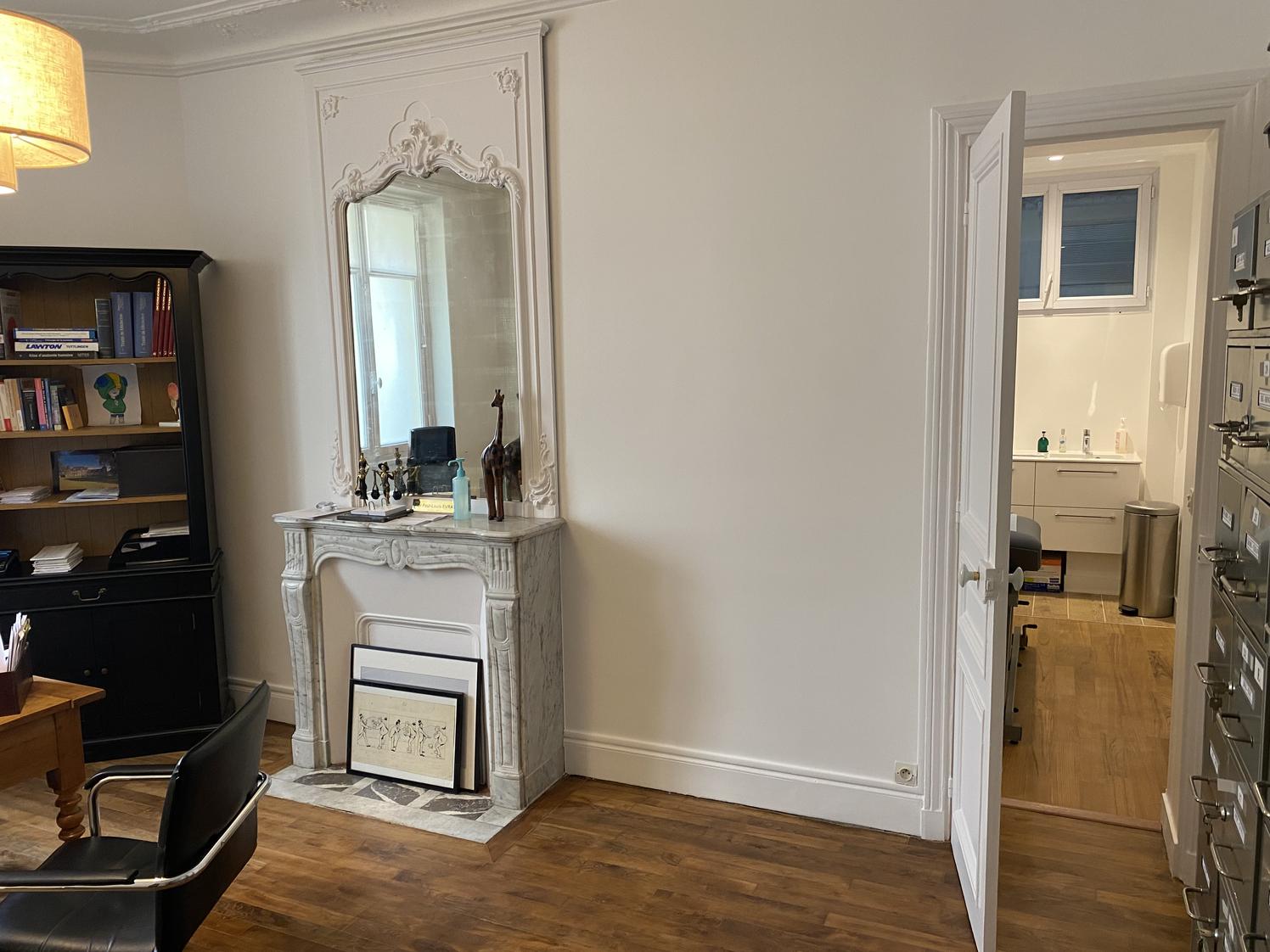 Bureau sur cour dans un immeuble haussmannien, Ternes, Paris 17e — photo 4