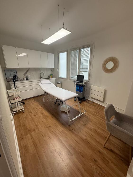Location d une salle de consultation de 15 m2 lumineuse au sein d  un cabinet médical refait à neuf. nous rech