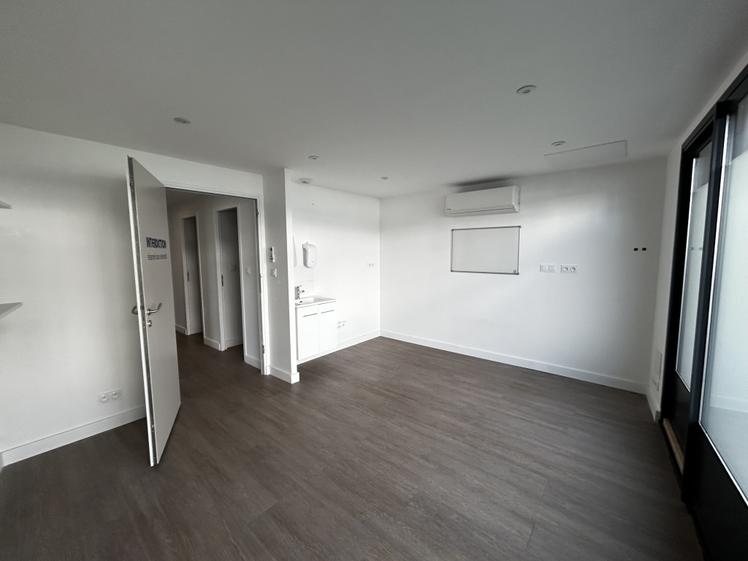 Local de 95 m² avec terrasse et quatre bureaux, Nantes