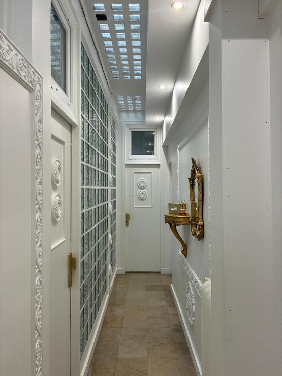 Cabinet rénové de 80 m² avec toit en verre, Paris 16e — photo 3
