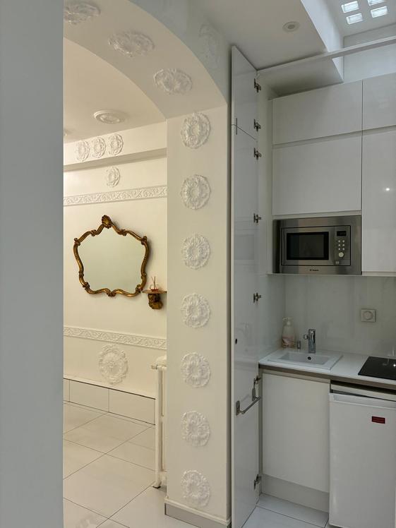 Cabinet rénové de 80 m² avec toit en verre, Paris 16e — photo 4