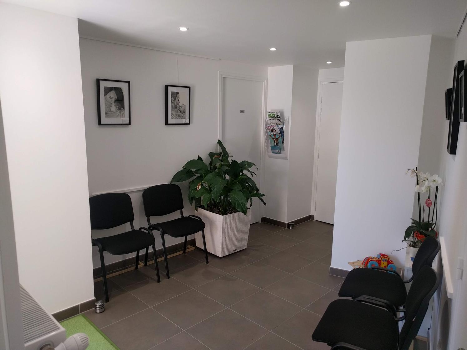Salle de consultation dans cabinet pluri-disciplinaire à suresnes — photo 2