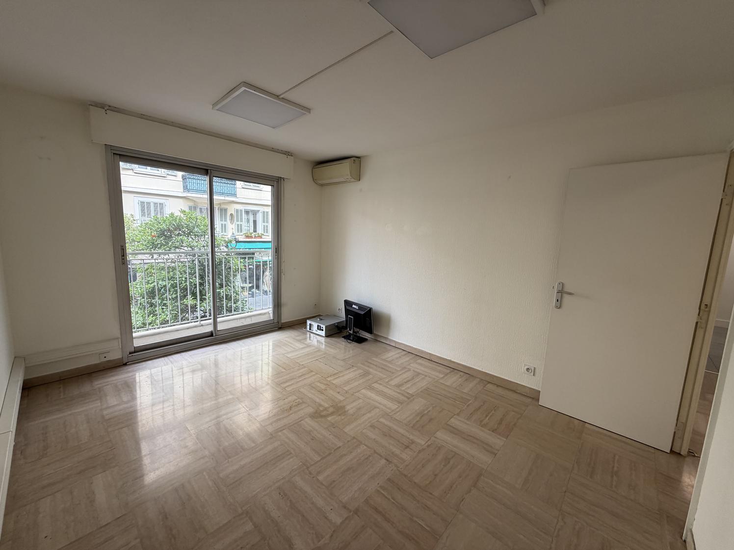 Location cabinet 13m2 avenue de la république à nice