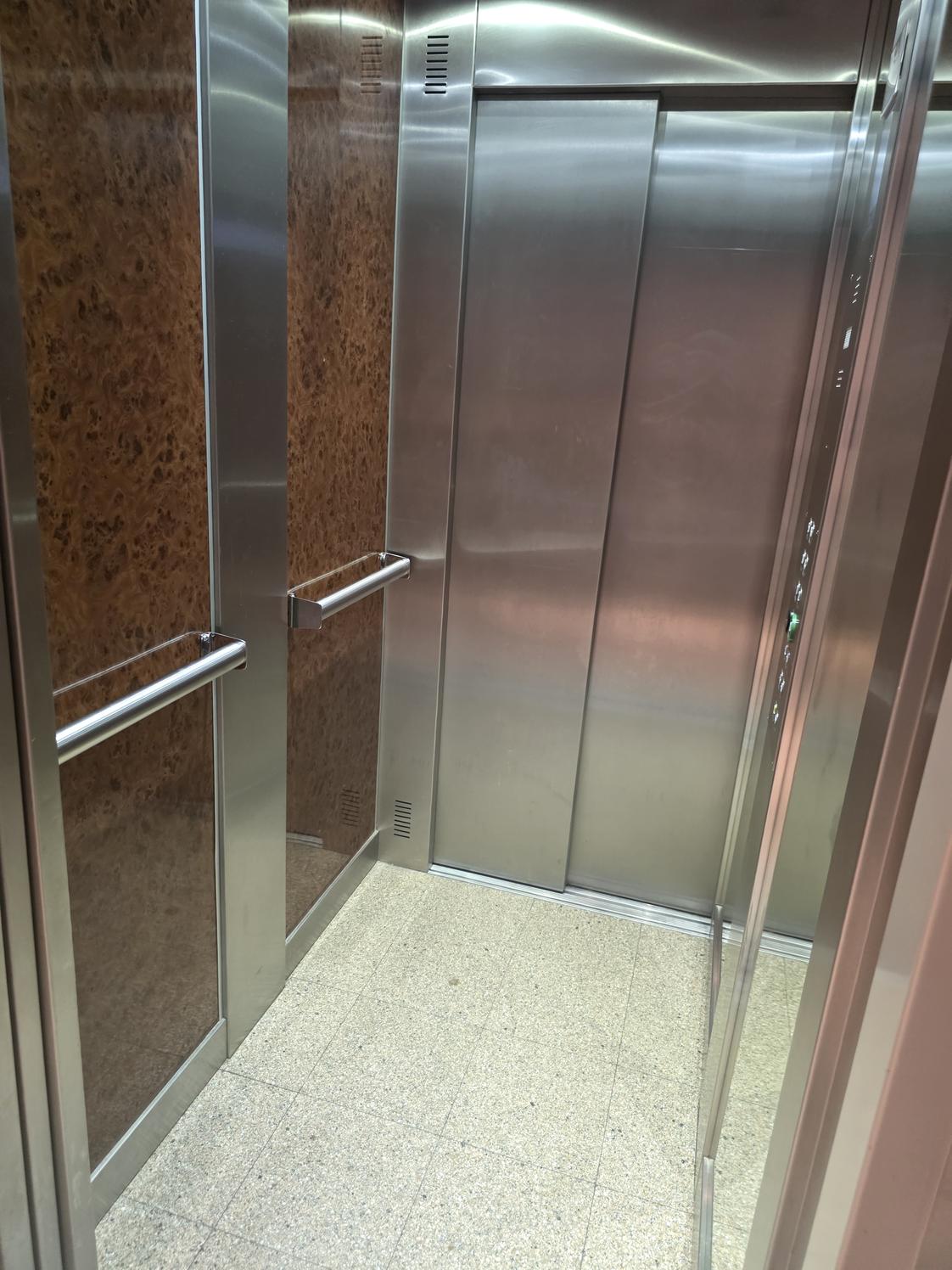 Cabinet haut de gamme de 73 m² rue d'Antibes, Cannes — photo 2