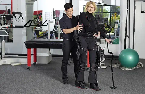 Lésion médullaire et rééducation post AVC : La FDA autorise l’exosquelette Ekso GT