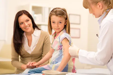 Vaccination : l’état précise les modalités pour les sages femmes et lance une expérimentation de 3 ans pour les pharmaciens