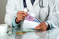 Médecins libéraux : 112 000 € de revenus annuels en légère augmentation de 0.3% par an entre 2011 et 2014. 