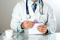 Les médecins hospitaliers 2 fois moins payés que les médecins intérimaires : le SNPHARE se mobilise