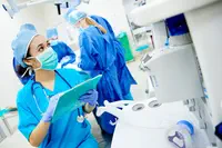 Métiers de la santé : les infirmiers de bloc opératoire remportent la palme de la plus forte hausse de salaire en 2017 : 3,7 % par rapport à 2016