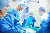 La loi anti hospitalité handicape la formation des jeunes chirurgiens et menace la sécurité des patients