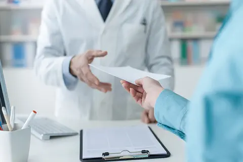 Les pharmacies d’officine ne peuvent plus délivrer du Plaquenil sur la base d’une prescription d’un médecin généraliste
