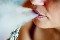 #COVID19 : les nuages de fumée de tabac et de vape potentiellement contagieux selon le CNCT 