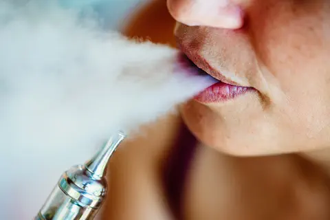 #COVID19 : les nuages de fumée de tabac et de vape potentiellement contagieux selon le CNCT