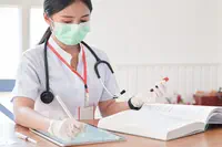 Science and Technology Daily : l’approche chinoise en matière de traitement médical contre le COVID-19