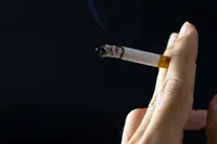 Le tabagisme quotidien serait corrélé à une forte diminution du risque de développer une forme symptomatique de COVID-19
