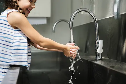 Près de la moitié des enfants n’utilisent pas toujours du savon pour se laver les mains à l’école, selon une nouvelle enquête du Global Hygiene Council