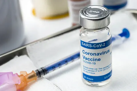 Les vaccins contre la COVID-19 testés sûrs et efficaces par des équipes chinoises et britanniques : The Lancet