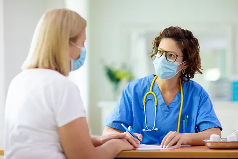 Covid-19 : une nouvelle consultation de prévention est disponible à la cotation pour les médecins traitants
