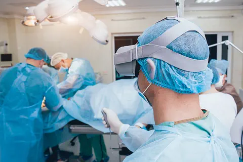 15 chirurgiens dotés du casque HoloLens 2 opèrent en réalité mixte dans 13 pays