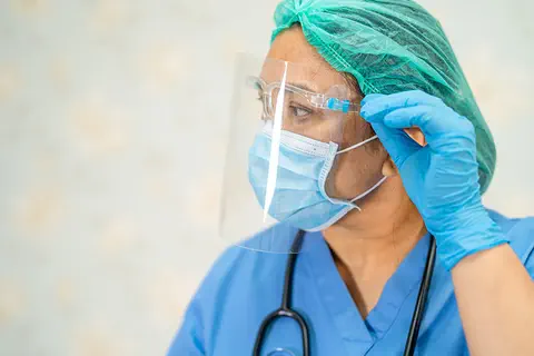 Covid-19 : les soignants positifs ne seront plus maintenus en poste à l’hôpital