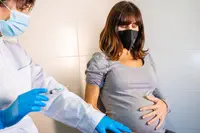 La vaccination anti-COVID-19 est « possible pour les femmes enceintes qui le souhaitent » rappellent le CNGOF et le GRIG